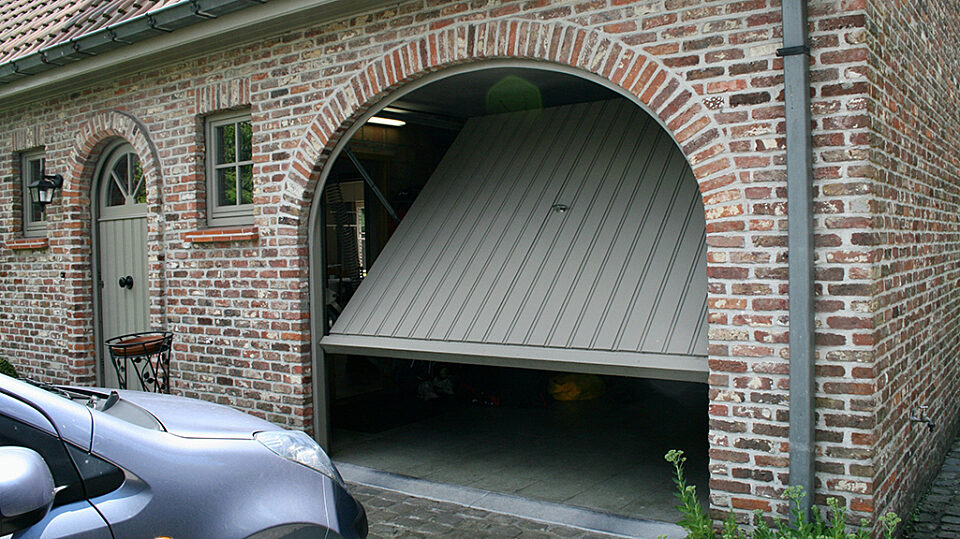 Binnenblijvende garagepoort met veren buitenzicht